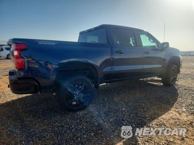 Trzecie zdjęcie samochodu z tyłu: 2021 CHEVROLET SILVERADO K1500 TRAIL BOSS CUSTOM VIN:3GCPYCEFXMG371710 - miniatura