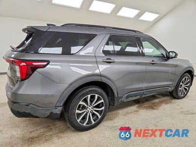 Trzecie zdjęcie samochodu z tyłu: 2026 FORD EXPLORER ST-LINE VIN:1FMUK8KH2TGA16219 - miniatura