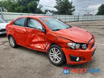 Czwarte zdjęcie samochodu z boku: 2013 CHEVROLET SONIC LT VIN:1G1JC5SH7D4176000 - miniatura