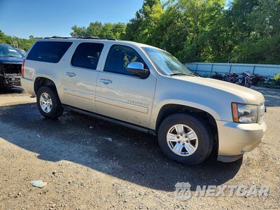 Czwarte zdjęcie samochodu z boku: 2014 CHEVROLET SUBURBAN K1500 LTZ VIN:1GNSKKE70ER124641 - miniatura