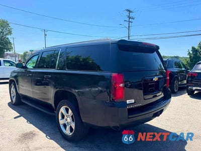 Trzecie zdjęcie samochodu z tyłu: 2018 CHEVROLET SUBURBAN K1500 LT VIN:1GNSKHKC4JR238205 - miniatura