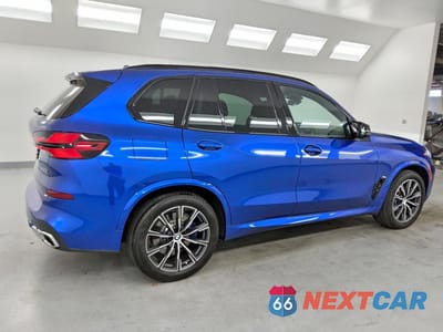 Trzecie zdjęcie samochodu z tyłu: 2026 BMW X5 M60I VIN:5UX33EU04T9018947 - miniatura