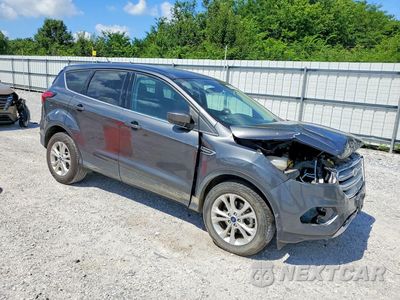 Czwarte zdjęcie samochodu z boku: 2019 FORD ESCAPE SE VIN:1FMCU0GD5KUC53218 - miniatura