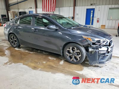 Czwarte zdjęcie samochodu z boku: 2019 KIA FORTE LXS VIN:3KPF24AD6KE103253 - miniatura