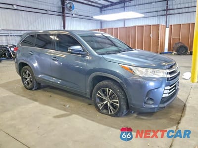 Czwarte zdjęcie samochodu z boku: 2019 TOYOTA HIGHLANDER LE VIN:5TDZZRFH2KS313713 - miniatura