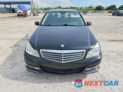 Piąte zdjęcie samochodu w środku: 2013 MERCEDES-BENZ C 250 VIN:WDDGF4HB3DR270535 - miniatura