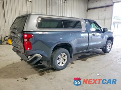 Trzecie zdjęcie samochodu z tyłu: 2019 CHEVROLET SILVERADO K1500 VIN:3GCNYAEF2KG175821 - miniatura