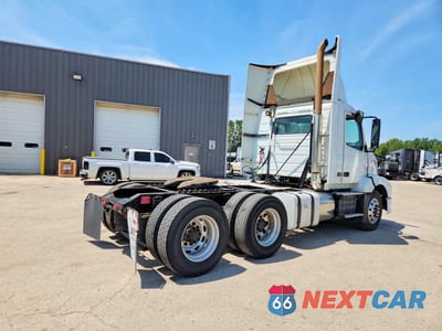 Trzecie zdjęcie samochodu z tyłu: 2013 VOLVO VN VNL VIN:4V4NC9EG7DN136243 - miniatura