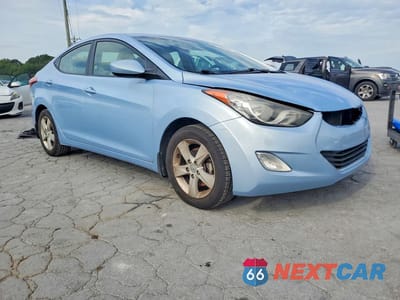 Czwarte zdjęcie samochodu z boku: 2013 HYUNDAI ELANTRA GLS VIN:KMHDH4AE1DU592644 - miniatura