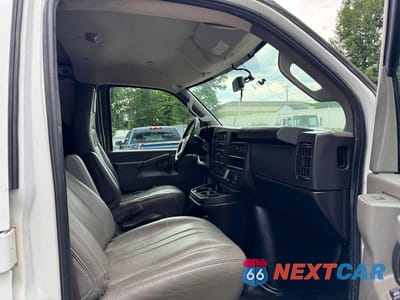 Zdjęcie 8 z 11 samochodu: 2019 CHEVROLET EXPRESS G2500 VIN:1GCWGBFB2K1196904 - miniatura