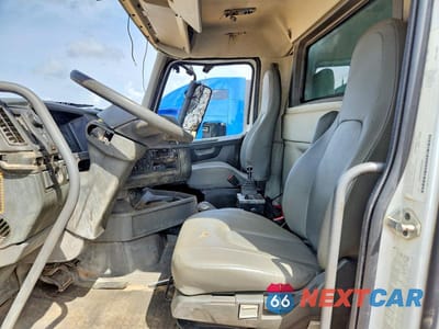 Zdjęcie 7 z 13 samochodu: 2022 VOLVO VHD DUMP TRUCK VIN:4V5KC9EH6NN303099 - miniatura