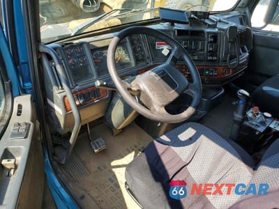 Zdjęcie 8 z 12 samochodu: 2002 VOLVO VHD VIN:4V5K99UF32N310912 - miniatura