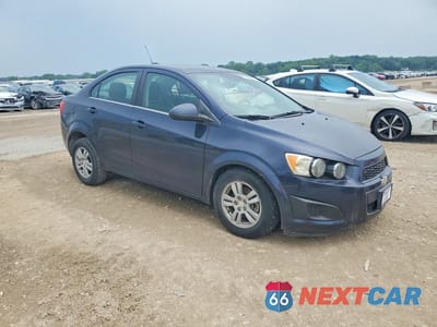 Czwarte zdjęcie samochodu z boku: 2015 CHEVROLET SONIC LT VIN:1G1JC5SB5F4198964 - miniatura