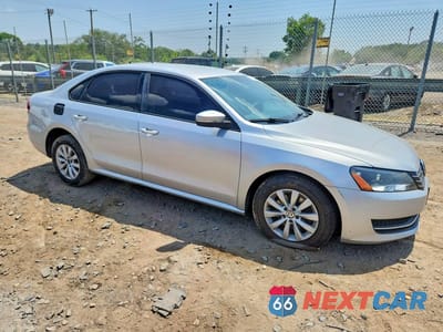 Czwarte zdjęcie samochodu z boku: 2013 VOLKSWAGEN PASSAT S VIN:1VWAP7A36DC080519 - miniatura