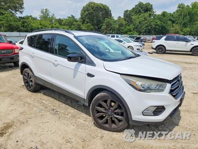 Czwarte zdjęcie samochodu z boku: 2017 FORD ESCAPE SE VIN:1FMCU9G99HUC17640 - miniatura