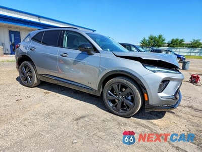 Czwarte zdjęcie samochodu z boku: 2025 BUICK ENVISION SPORT TOURING VIN:LRBFZLE46SD035729 - miniatura