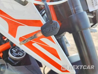 Zdjęcie 8 z 9 samochodu: 2017 KTM 390 DUKE VIN:MD2JPJ402HC212371 - miniatura