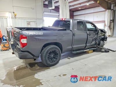 Trzecie zdjęcie samochodu z tyłu: 2016 TOYOTA TUNDRA SR5 VIN:5TFUY5F1XGX576235 - miniatura