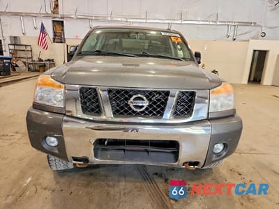 Piąte zdjęcie samochodu w środku: 2015 NISSAN TITAN SV VIN:1N6AA0ECXFN506285 - miniatura