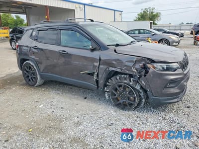 Czwarte zdjęcie samochodu z boku: 2023 JEEP COMPASS LATITUDE VIN:3C4NJDBN3PT522007 - miniatura