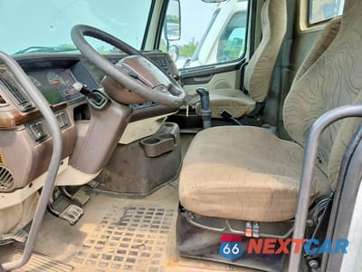 Zdjęcie 7 z 12 samochodu: 2013 VOLVO VNM SEMI TRUCK VIN:4V4MC9EG4DN136633 - miniatura