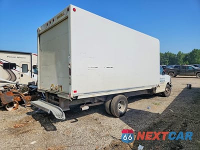 Trzecie zdjęcie samochodu z tyłu: 2017 GMC SAVANA BOX TRUCK VIN:1GD37TCG7H1157674 - miniatura