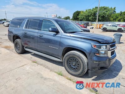 Czwarte zdjęcie samochodu z boku: 2020 CHEVROLET SUBURBAN C1500 LT VIN:1GNSCHKC8LR153450 - miniatura