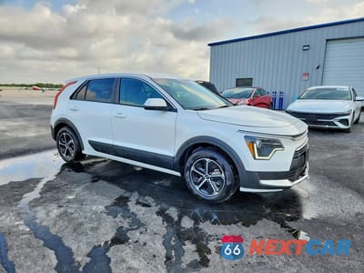 Czwarte zdjęcie samochodu z boku: 2026 KIA NIRO LX VIN:KNDCP3LE2T5360895 - miniatura