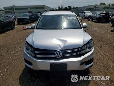 Piąte zdjęcie samochodu w środku: 2017 VOLKSWAGEN TIGUAN S VIN:WVGBV7AX5HW512727 - miniatura