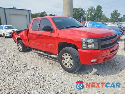 Czwarte zdjęcie samochodu z boku: 2011 CHEVROLET SILVERADO K1500 LT VIN:1GCRKSE35BZ119063 - miniatura