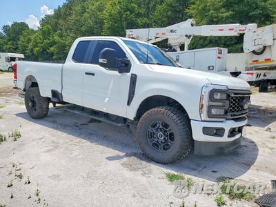 Czwarte zdjęcie samochodu z boku: 2025 FORD F350 SUPER DUTY VIN:1FT8X3BT8SEE09909 - miniatura