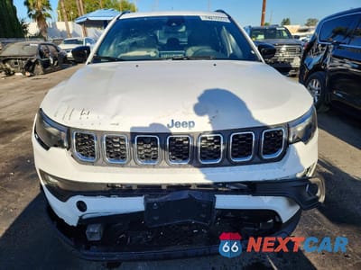 Piąte zdjęcie samochodu w środku: 2025 JEEP COMPASS LATITUDE VIN:3C4NJDBN2ST619305 - miniatura