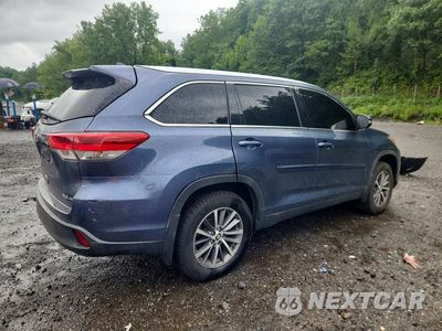 Trzecie zdjęcie samochodu z tyłu: 2019 TOYOTA HIGHLANDER XLE VIN:5TDJZRFH9KS980663 - miniatura