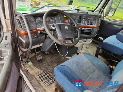 Zdjęcie 8 z 13 samochodu: 2005 VOLVO VNL SEMI TRUCK VIN:4V4NC9GG35N398114 - miniatura