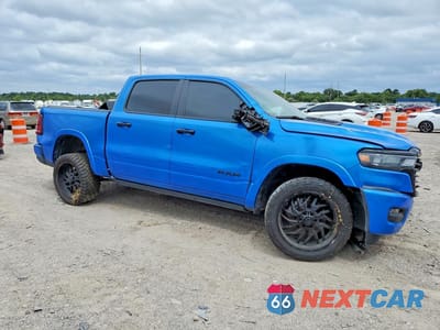 Czwarte zdjęcie samochodu z boku: 2025 RAM 1500 LARAMIE VIN:1C6SRFJP1SN661871 - miniatura