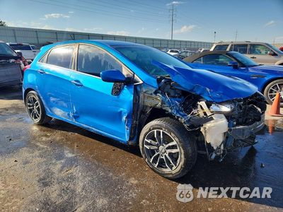 Czwarte zdjęcie samochodu z boku: 2017 HYUNDAI ELANTRA GT BASE VIN:KMHD35LH2HU370843 - miniatura