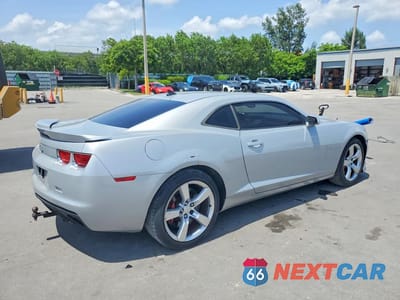 Trzecie zdjęcie samochodu z tyłu: 2010 CHEVROLET CAMARO SS VIN:2G1FJ1EJ5A9219826 - miniatura