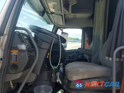 Piąte zdjęcie samochodu w środku: 2020 VOLVO VN VNL VIN:4V4NC9EH1LN269457 - miniatura