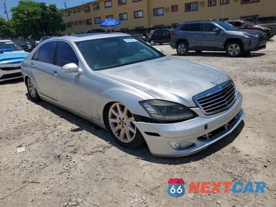 Czwarte zdjęcie samochodu z boku: 2007 MERCEDES-BENZ S 550 VIN:WDDNG71X27A107972 - miniatura