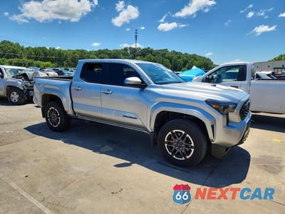 Czwarte zdjęcie samochodu z boku: 2025 TOYOTA TACOMA TRD SPORT VIN:3TMLB5JN1SM178465 - miniatura