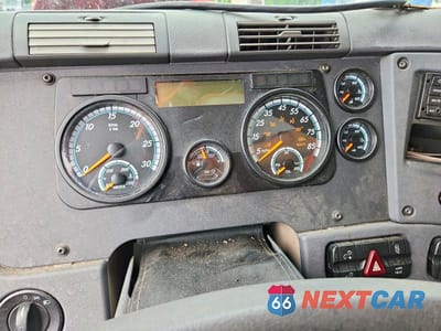 Zdjęcie 9 z 13 samochodu: 2018 FREIGHTLINER CASCADIA 125 SEMI TRUCK VIN:1FUJGLDR4JLJK5053 - miniatura