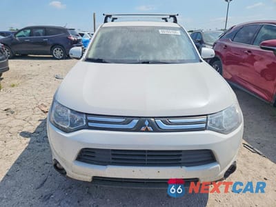 Piąte zdjęcie samochodu w środku: 2014 MITSUBISHI OUTLANDER SE VIN:JA4AZ3A33EZ002102 - miniatura