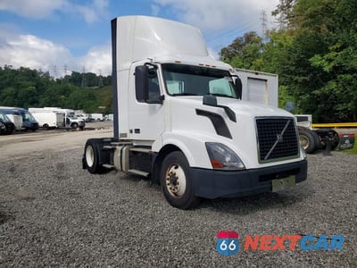 Czwarte zdjęcie samochodu z boku: 2018 VOLVO VNL SEMI TRUCK VIN:4V4N39TG2JN892593 - miniatura