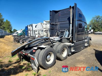 Trzecie zdjęcie samochodu z tyłu: 2016 VOLVO VNL SEMI TRUCK VIN:4V4NC9TK6GN958205 - miniatura