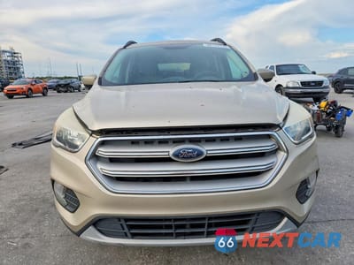 Piąte zdjęcie samochodu w środku: 2018 FORD ESCAPE SE VIN:1FMCU9GD8JUA66378 - miniatura