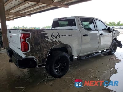 Trzecie zdjęcie samochodu z tyłu: 2024 CHEVROLET SILVERADO K1500 TRAIL BOSS CUSTOM VIN:3GCUDCED0RG362907 - miniatura