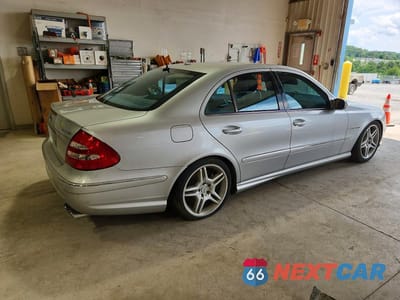 Trzecie zdjęcie samochodu z tyłu: 2006 MERCEDES-BENZ E 55 AMG VIN:WDBUF76J26A953769 - miniatura