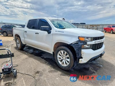 Czwarte zdjęcie samochodu z boku: 2020 CHEVROLET SILVERADO K1500 CUSTOM VIN:1GCPYBEK1LZ130611 - miniatura