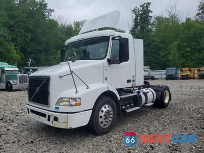 2014 VOLVO VNM SEMI TRUCK 4V4M19EGXEN170146 - główne zdjęcie licytacji z USA - miniatura
