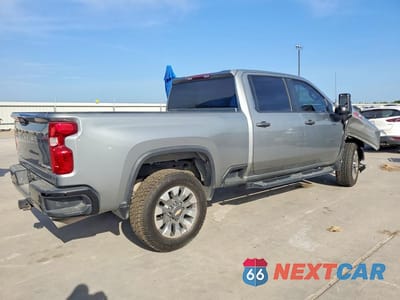 Trzecie zdjęcie samochodu z tyłu: 2024 CHEVROLET SILVERADO K2500 CUSTOM VIN:2GC1YME75R1231388 - miniatura